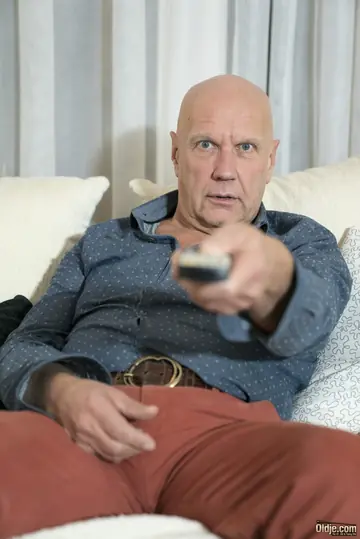 Skiley Jam – Slim Tattooed Redhead Sucks and Fucks Old Man on the Sofa