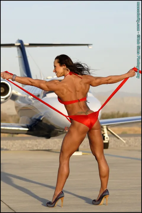 Patricia Beckman: Muscular MILF Shows Her Big Natural Tits Outdoors – photo 13 of 15