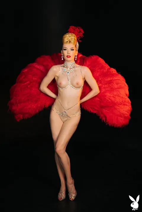 Blonde Babe Pulls Top Down and Poses Nude Backstage – photo 8 of 21
