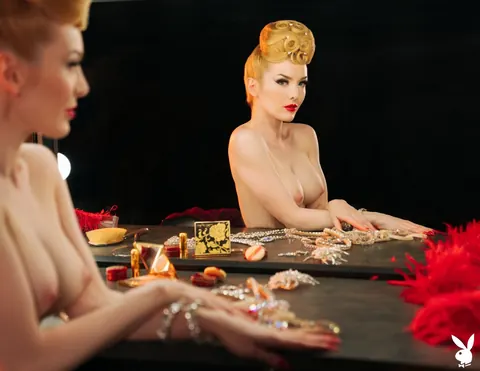 Blonde Babe Pulls Top Down and Poses Nude Backstage – photo 16 of 21