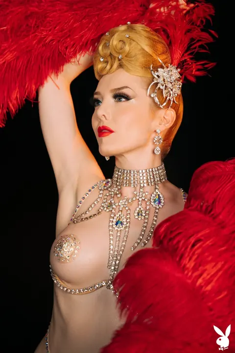 Blonde Babe Pulls Top Down and Poses Nude Backstage – photo 1 of 21
