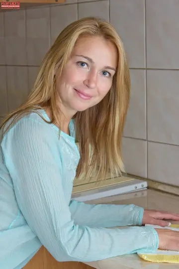 Natalia Grand – Blonde Woman in Jeans Fingers Her Hairy Pussy in the Kitchen