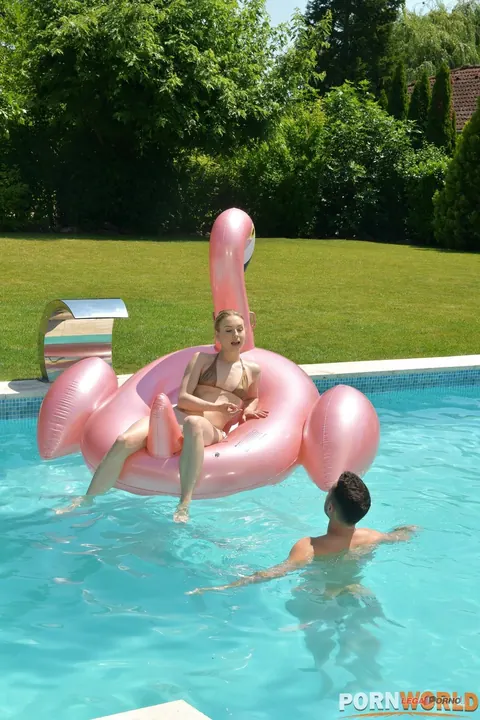 Alecia Fox: Blonde Russian in a Bikini Sucks and Fucks by the Pool – photo 5 of 20