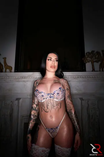 Thick Brunette Shows Off Her Big Tits in Lingerie and Stockings