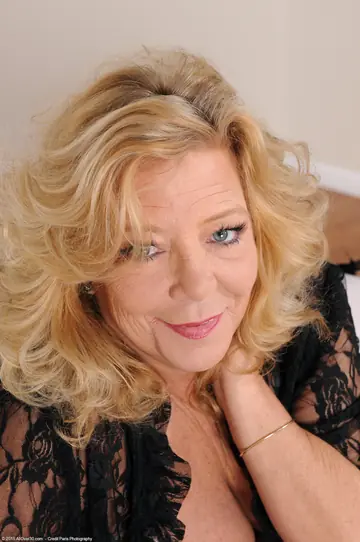 Karen Summer – Curvy Blonde MILF with Big Natural Tits Shows Off Her Hairy Pussy in Lingerie