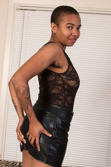 Ryder Cruise – Ebony BBW with Short Hair Spreads Her Pussy