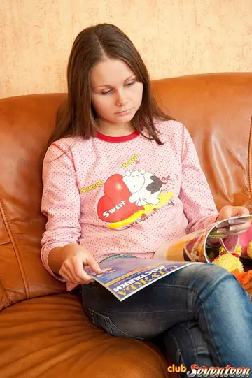 Liza Shay – Brunette Removes Her Jeans and Fingers Herself in Socks