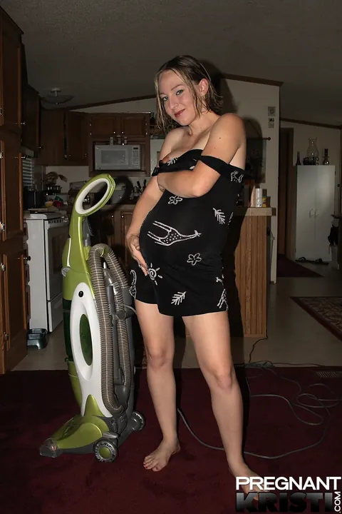 Thick Pregnant Brunette Masturbates with Vacuum Attachment – photo 4 of 16