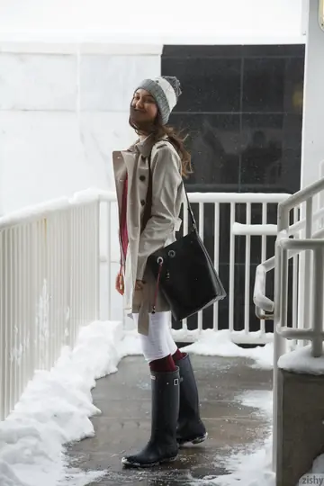 Laina Shendoah – Skinny Brunette Flashes Her Ass and Tits Outdoors in Boots