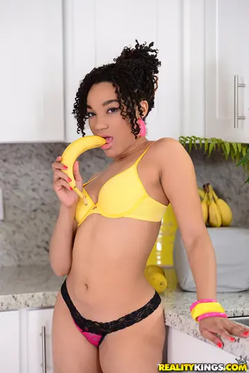 Pixie Minx – Thick Ebony Brunette Sucks Banana and Kisses Her Man