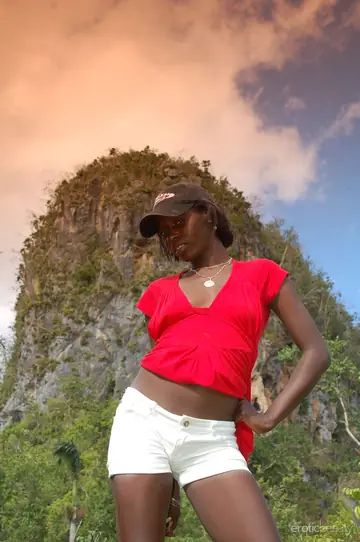 Ebony Babe Strips Out of Her Shorts for Anal Outdoors