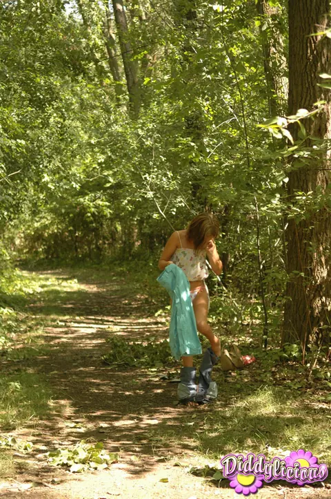Diddylicious: Skinny MILF Flaunts Her Jeans in the Forest – photo 12 of 12
