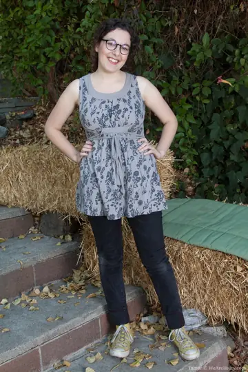 Curvy Babe Strips Off Her Jeans and Spreads Her Hairy Pussy Outdoors