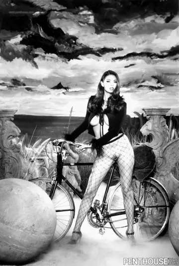Tera Patrick – Tall Asian MILF Toys Her Pussy Outdoors in Pantyhose