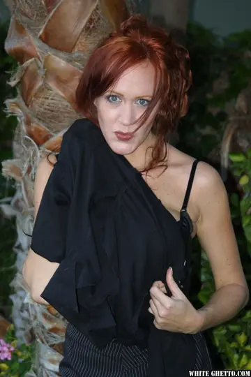 Bailey ODare – Redhead MILF Undresses Outdoors and Fucks