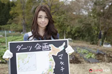 Sayuri Shiraishi – Busty Asian MILF Shows Off Her Ass in Jeans on a Roadway