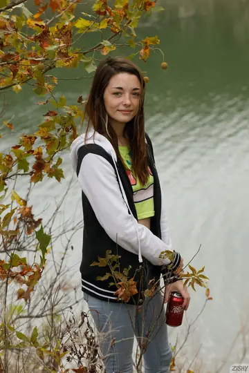 Hannah Tarley – Slim Brunette Shows Her Ass and Small Natural Tits in Jeans Outdoors