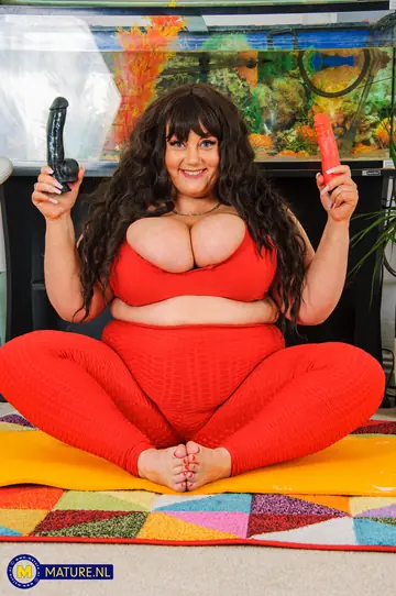 JJ Jewel – Mature European BBW Oils Up and Uses a Black Dildo After Yoga