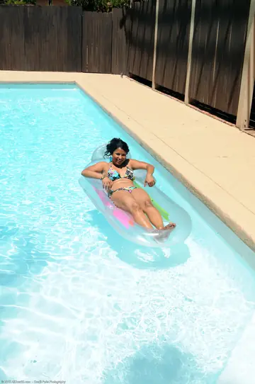 Skky – Ebony MILF Strips Out of Her Bikini and Spreads Her Pussy Poolside