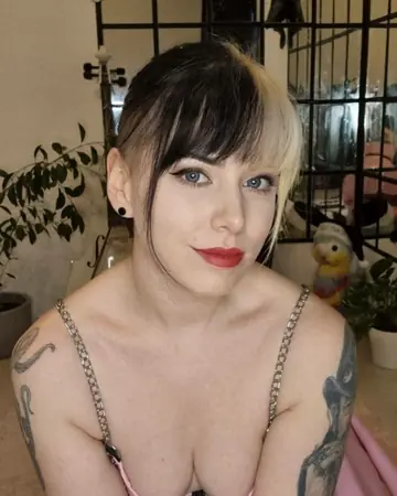 Blonde Amateur Takes a Goofy Selfie