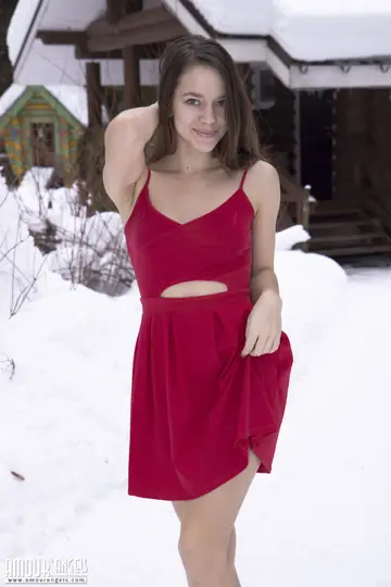 Nika Flamy – Thick Brunette Lifts Her Skirt and Spreads Her Pussy on Snowy Ground