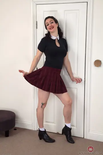 Sadie Lune – Tall Pale MILF Lifts Her Skirt to Show Her Hairy Bush