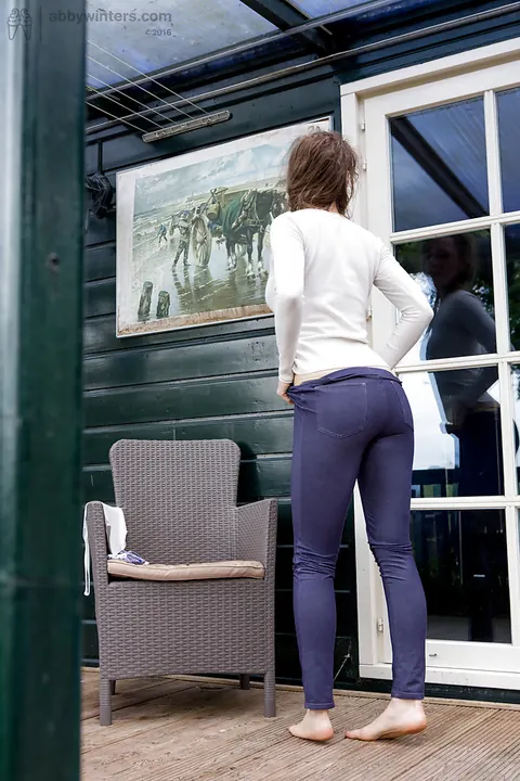 Thick Amateur Pulls Her Panties Up Over Her Ass in Jeans – photo 14 of 16