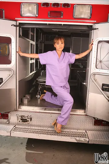 Mia Smiles – Slim Asian Nurse in Lingerie Spreads Her Pussy in an Ambulance