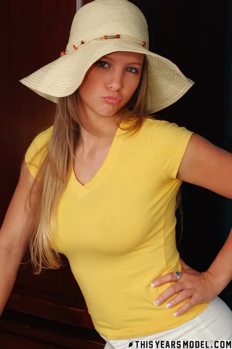 Dawson Miller: Thick Blonde Undresses and Removes Her Sun Hat – photo 4 of 15