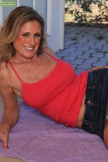 Jade Jamison – Mature Blonde with Big Tits Toys Her Shaved Pussy to Orgasm