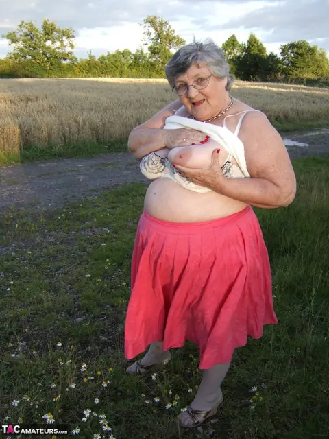 Busty BBW Lifts Her Skirt in the Forest – photo 5 of 20