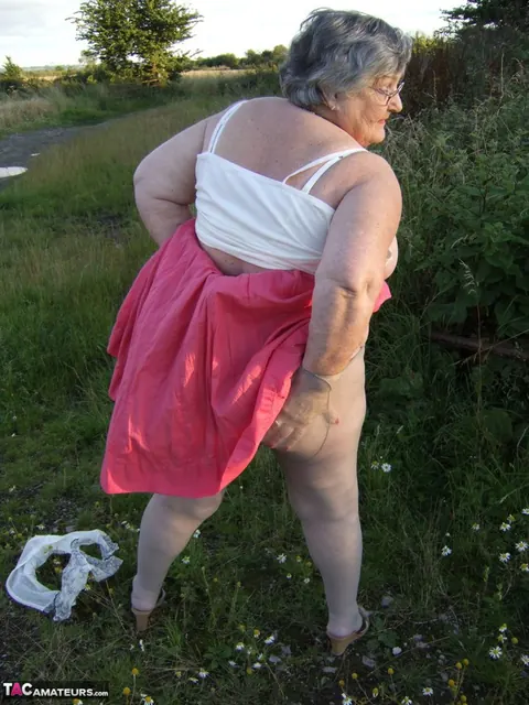 Busty BBW Lifts Her Skirt in the Forest – photo 11 of 20