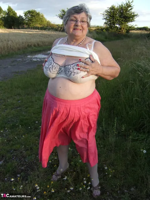 Busty BBW Lifts Her Skirt in the Forest – photo 4 of 20