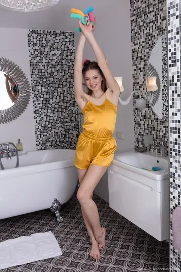 Lian Ri – Slim Amateur Brunette Bares Her Hairy Pussy in the Bathroom