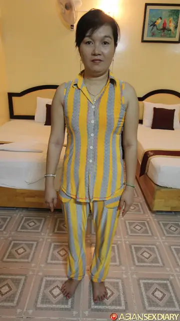 Filipina MILF Gets Fucked Doggy Style at the Casting