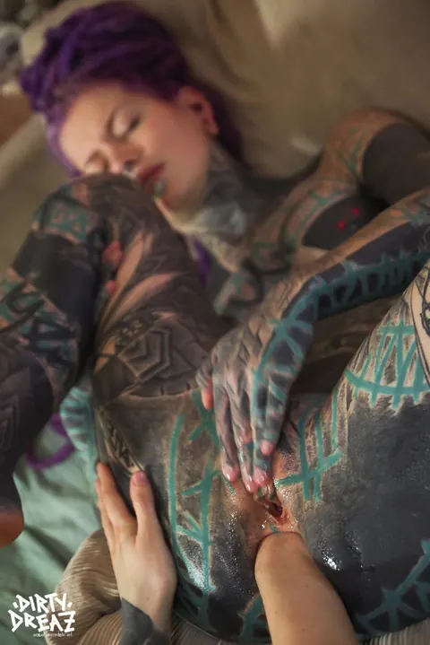 Anuskatzz: Heavily Tattooed European Lesbian Takes Deep Anal Fisting – photo 4 of 10