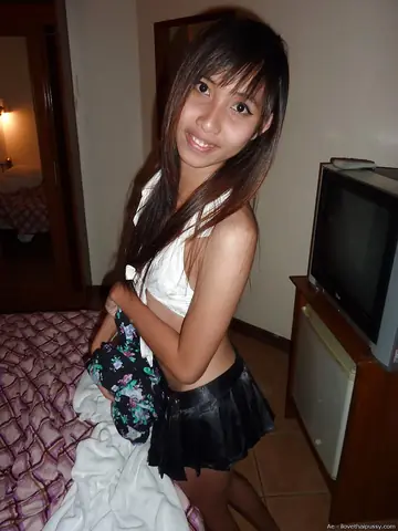 Slim Thai Babe Spreads Her Shaved Pussy in the Bathroom
