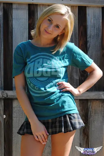 Mae Lynn – Blonde Lifts Her Skirt and Spreads Outdoors