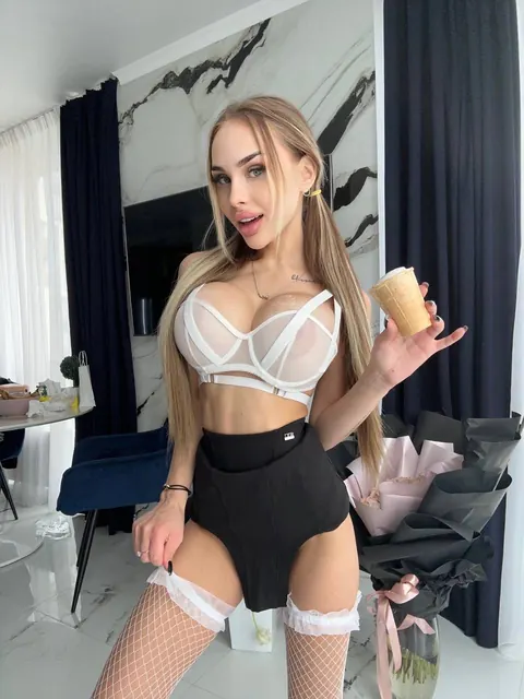 Slim Ukrainian Babe with Big Tits Poses in Glasses – photo 6 of 20