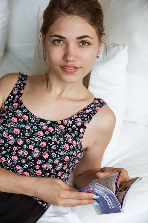 Athletic Woman Poses Nude on the Bed – photo 2 of 21
