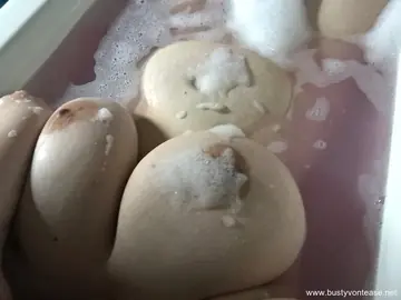 Brunette BBW Shows Her Big Tits in the Bathtub Selfies
