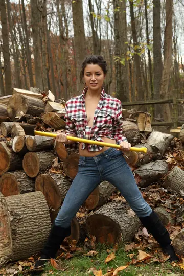 Daisy Haze – Curvy Asian Brunette Strips Out of Her Jeans and Masturbates Outdoors