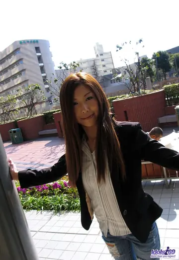 Japanese Brunette Peels Off Her Jeans and Spreads Her Pussy in Stockings