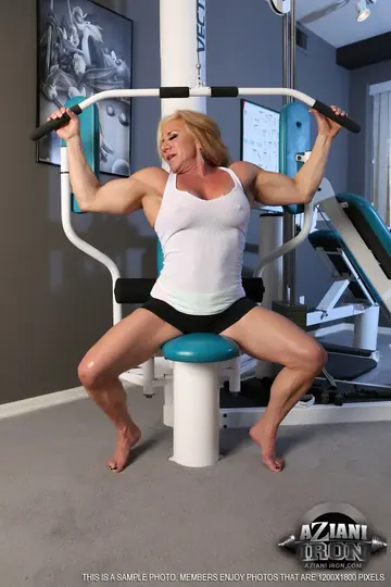Wanda Moore – Blonde MILF in Panties Spreads Her Legs in the Gym