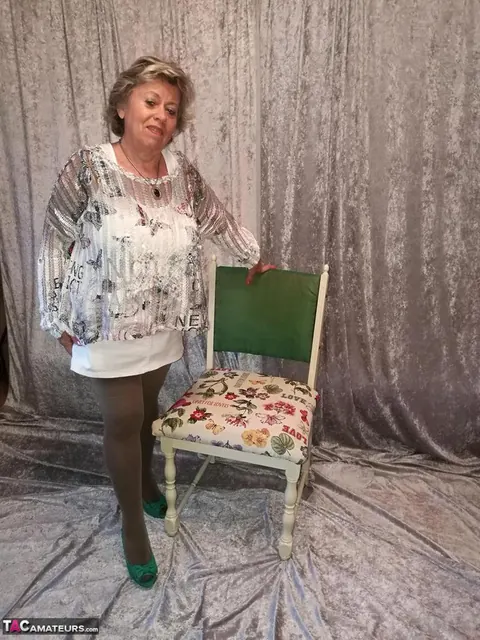 BBW Pulls Panties Aside in Pantyhose and Heels – photo 1 of 20