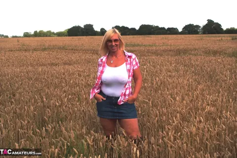 Melody Charm: British MILF Flashes Her Big Natural Tits in the Forest – photo 1 of 20