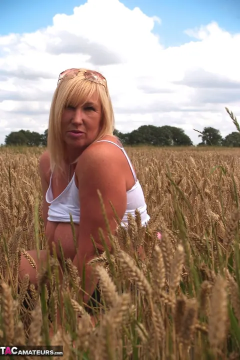 Melody Charm: British MILF Flashes Her Big Natural Tits in the Forest – photo 11 of 20