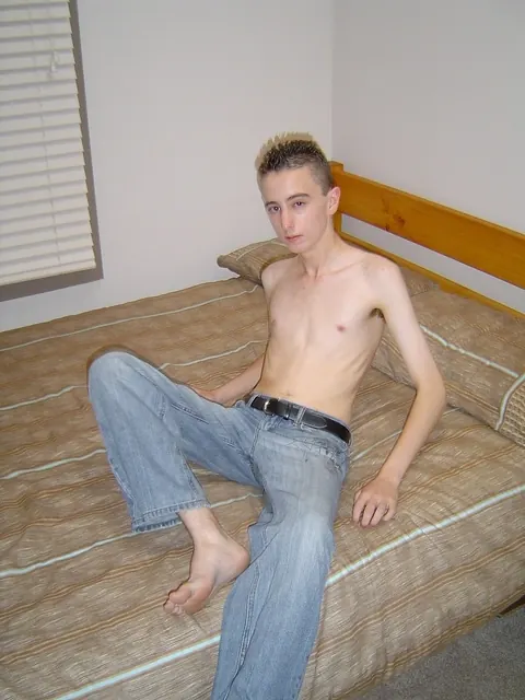 Hairy Man Masturbates and Fingers Himself on the Bed – photo 10 of 20