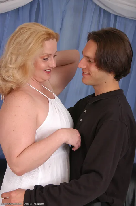 MILF Pulls Her Top Down and Poses Nude – photo 1 of 21