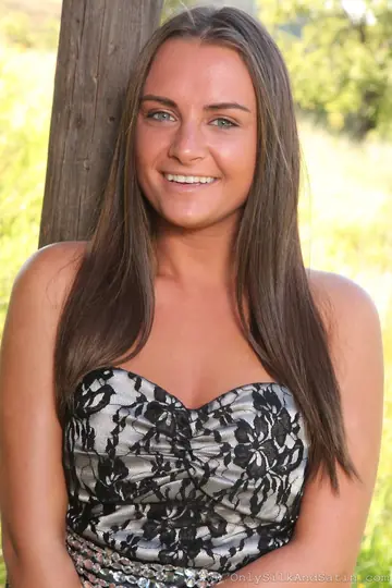 Slim British Woman Strips Out of Her Lingerie Outdoors